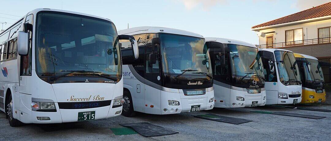 沖縄の貸切バス・貸切観光バスが車庫に並んでいる様子。